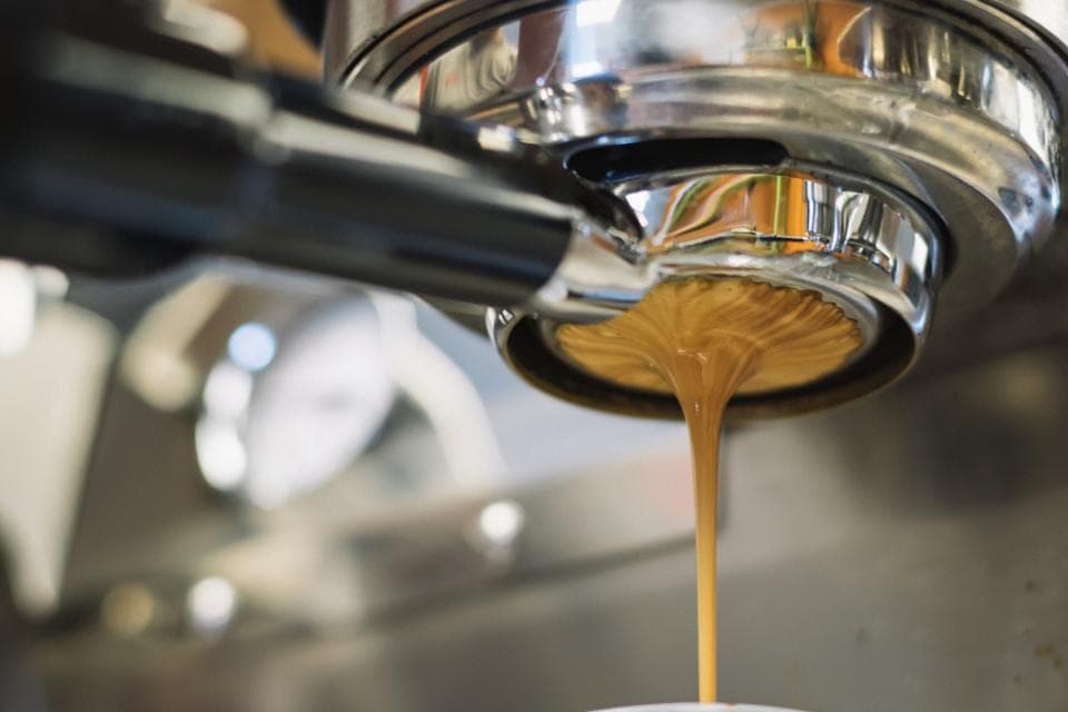 Espresso pouring from a bottomless portafilter